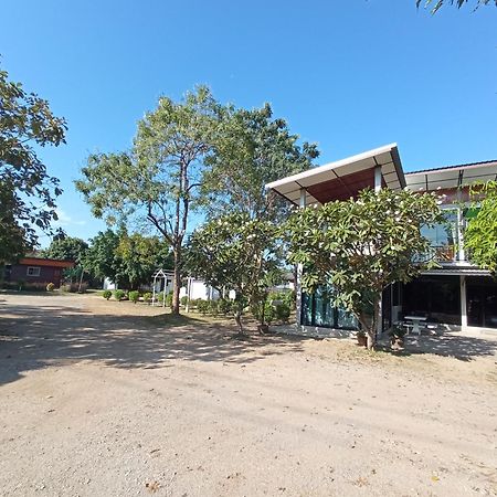 Baan Rabiangdao Uthaithani Uthajthani Kültér fotó