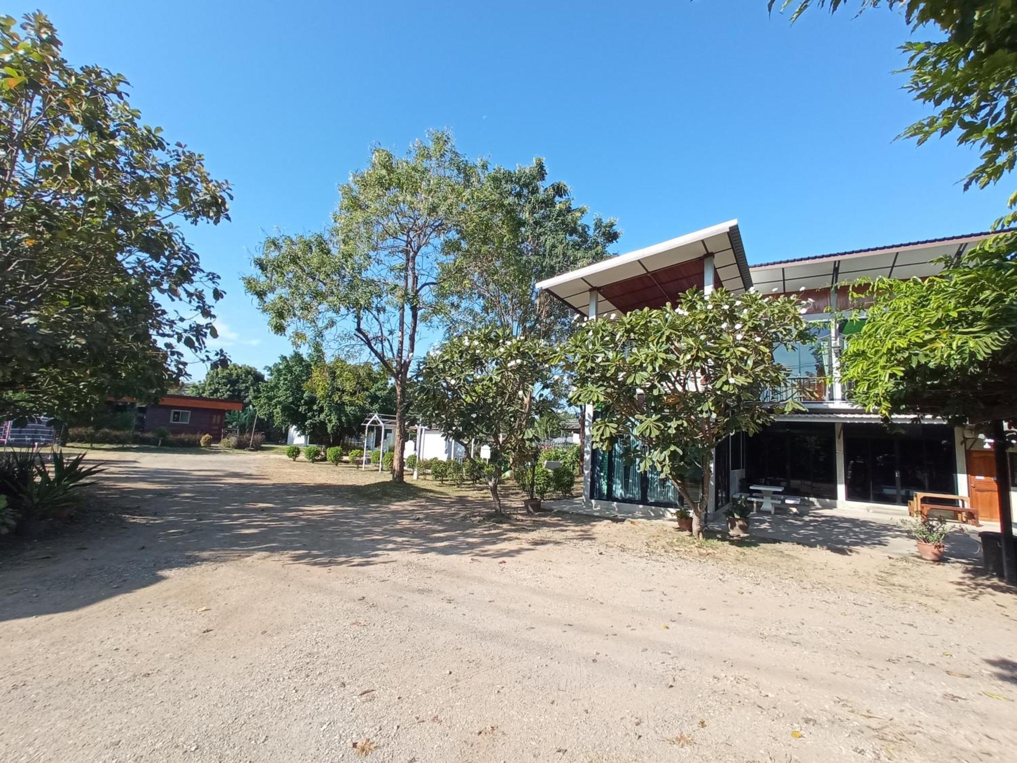 Baan Rabiangdao Uthaithani Uthajthani Kültér fotó